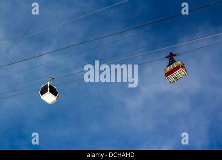 Vieux aériens et d'une nouvelle télécabine dans les montagnes en arrière-plan de l'ciel nuageux sur une journée ensoleillée. Banque D'Images