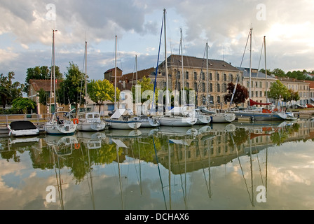 Mortagne Sur Gironde en Charente Maritime est un port très animé avec une rivière channel lien hors de la rivière l'estuaire de la Gironde. Banque D'Images