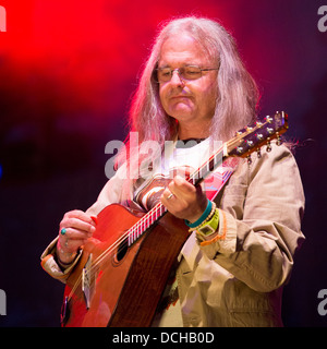 Chris Leslie, chanteur, joueur de mandoline et de violon de Fairport Convention sur la scène du Festival Cropredy Black en 2013 Banque D'Images