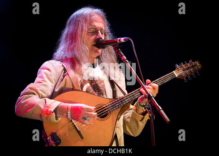 Chris Leslie, chanteur, joueur de mandoline et de violon de Fairport Convention sur la scène du Festival Cropredy Black en 2013 Banque D'Images