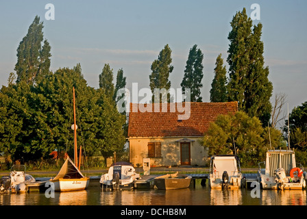 Bateaux amarrés dans le port de Mortagne sur gironde, charente maritime, france Banque D'Images