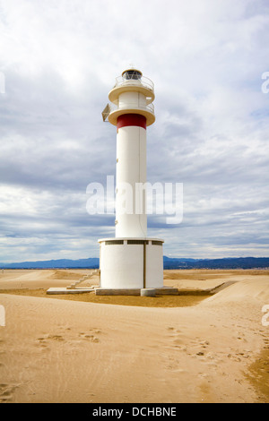 Phare du Fangar beach avec les nuages de tempête dans le Delta del Ebro, Tarragone, Catalogne (Espagne) Banque D'Images