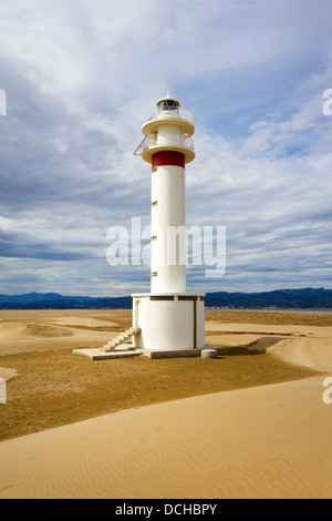 Phare du Fangar beach avec les nuages de tempête dans le Delta del Ebro, Tarragone, Catalogne (Espagne) Banque D'Images