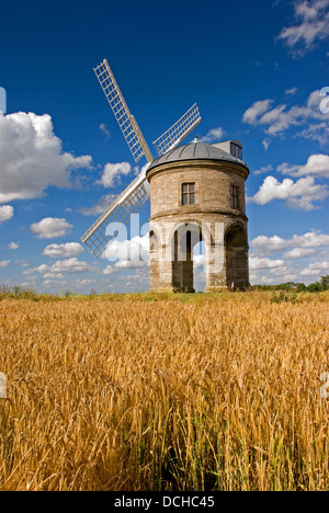 Moulin à Vent de Chesterton est un bâtiment emblématique dans le Warwickshire Sud vu avec la maturation du blé et de nuages dans un ciel bleu Banque D'Images