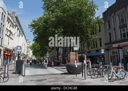 Queen Street dans le centre-ville de Cardiff, pays de Galles Royaume-Uni, centre commercial rue piétonne, statue Aneurin Nye Bevan, parking pour vélos Banque D'Images