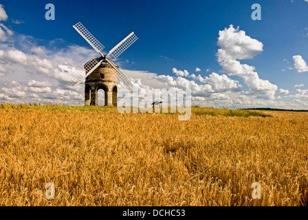 Moulin à Vent de Chesterton est un bâtiment emblématique dans le Warwickshire Sud vu avec la maturation du blé et de nuages dans un ciel bleu Banque D'Images