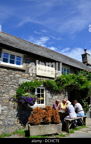 Les personnes qui boivent à l'extérieur de l'Rugglestone Inn, Widecombe-dans-la-lande, Dartmoor, dans le Devon, Angleterre Banque D'Images