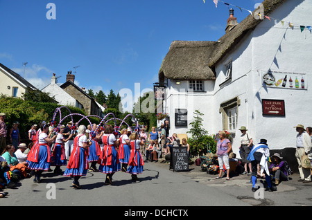 Danseurs Morris à l'extérieur le Kings Arms pub, zèle du Sud, Dartmoor, dans le Devon, en Angleterre, au cours de la 2013 Festival folklorique de Dartmoor Banque D'Images