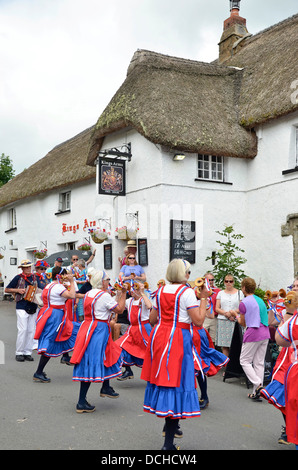 Danseurs Morris à l'extérieur le Kings Arms pub, à l'édition 2013 du Festival Folk de Dartmoor zèle du Sud, Dartmoor, dans le Devon, Angleterre Banque D'Images