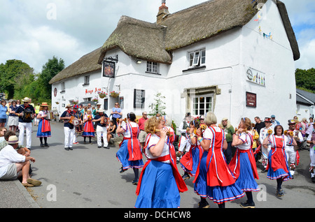 Danseurs Morris à l'extérieur le Kings Arms pub, zèle du Sud, Dartmoor, dans le Devon, en Angleterre au cours de la 2013 Festival folklorique de Dartmoor Banque D'Images