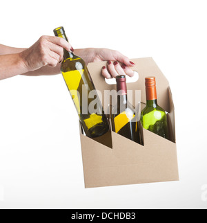 Porte-bouteille de vin fait à partir de carton recyclé. Woman's hand holding Banque D'Images