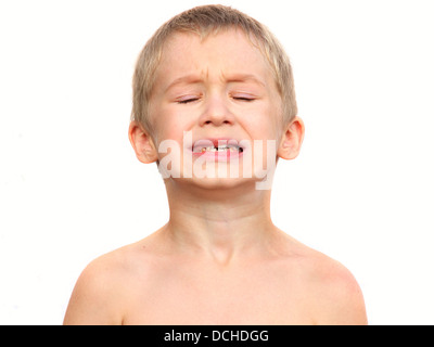 Petit garçon enfant faisant mal de visage en pleurs montrant les dents de veau Carie dentaire problèmes dentaires concept isolé sur fond blanc Banque D'Images