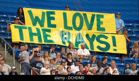 Saint Petersburg, Florida, USA. Août 18, 2013. Rayons X fans de montrer leur appui durant les Rays de Tampa Bay match contre les Blue Jays de Toronto au Tropicana Field, dimanche 18 août, 2013. Credit : James/Borchuck ZUMAPRESS.com/Alamy Tampa Bay Times/Live News Banque D'Images