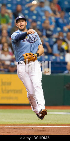 Saint Petersburg, Florida, USA. Août 18, 2013. Evan Longoria lance Kevin pilier sur un galet dans la troisième les Rays de Tampa Bay au cours de match contre les Blue Jays de Toronto au Tropicana Field, dimanche 18 août, 2013. Credit : James/Borchuck ZUMAPRESS.com/Alamy Tampa Bay Times/Live News Banque D'Images