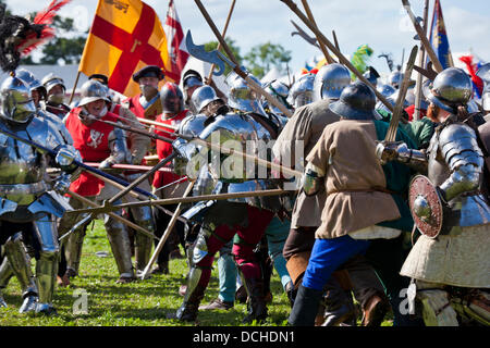 Champ de bataille de Bosworth, près de Hinckley, Leicestershire, UK. Août 18, 2013. La guerre des Deux-Roses Russie adopter de nouveau le 528e anniversaire de la bataille de Bosworth (22 août 1485) où le roi Richard III a perdu le trône d'Angleterre à Henri Tudor. Il était le dernier roi anglais à mourir au combat. Les forces de Richard III combattre ceux d'Henri Tudor de près avec d'authentiques répliques d'armes. La bataille fut la dernière bataille importante dans la guerre des Deux-Roses la guerre civile entre les maisons d'York et de Lancaster Crédit : eye35/Alamy Live News Banque D'Images