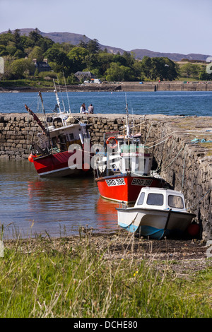 Petit rouge et blanc les bateaux de pêche amarrés au quai de Broadford, Broadford, Isle of Skye, Scotland, UK Banque D'Images