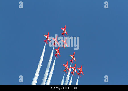 Eastbourne, Royaume-Uni, 18 août 2013,le train de la flèches rouges comme ils volent au-dessus de la jetée au soleil au cours de l'affichage de l'air 29-11-2013 Crédit : Keith Larby/Alamy live News Banque D'Images