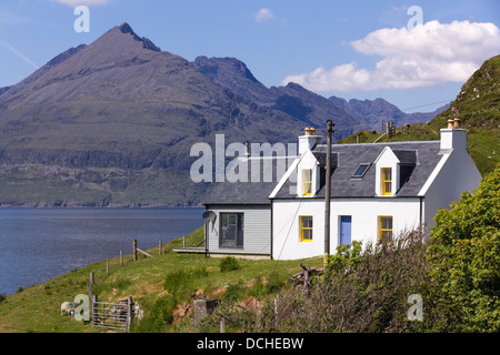 Highland cottage blanc sur la colline avec vue sur la mer de montagnes Cuillin Loch et au-delà, Elgol, Isle of Skye, Scotland, UK Banque D'Images