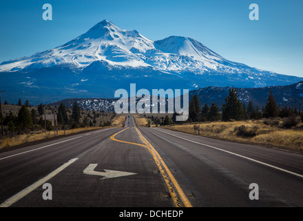 Le mont Shasta est située à l'extrémité sud de la chaîne des Cascades dans le comté de Siskiyou, Californie Banque D'Images