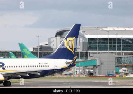 Vol Ryanair à l'atterrissage à l'aéroport de Dublin Banque D'Images