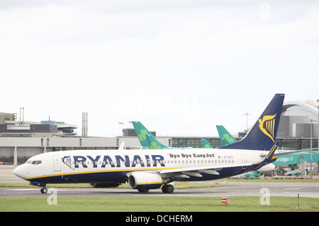 Vol Ryanair à l'atterrissage à l'aéroport de Dublin Banque D'Images