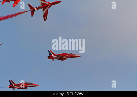 Eastbourne, Royaume-Uni, 18 août 2013,les flèches rouges voler au-dessus de la jetée au soleil au cours de l'affichage dans l'air 29-11-2013 Crédit Eastbourn : Keith Larby/Alamy live News Banque D'Images