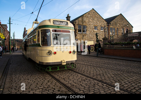 Le tramway électrique sur la rue principale, Beamish Open Air Museum, County Durham Banque D'Images