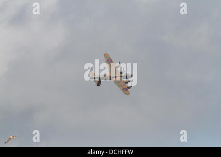 Eastbourne, Royaume-Uni, 18 août 2013, le bombardier Lancaster vole pendant Airbourn Crédit : Keith Larby/Alamy Live News Banque D'Images