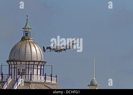 Eastbourne, Royaume-Uni, 18 août 2013, le bombardier Lancaster vole au-dessus de la jetée à Eastbourne au cours Airbourn Crédit : Keith Larby/Alamy Live News Banque D'Images