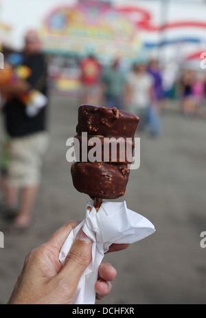 La pâte à biscuits au chocolat sur un bâton. Banque D'Images