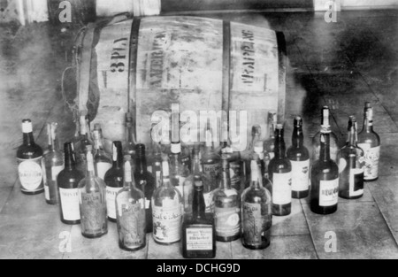 Bouteilles et baril de whisky confisqué, États-Unis d'interdiction, vers 1925 Banque D'Images