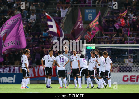 F.C./Kyoto Sanga F.C. groupe de l'équipe, le 18 août 2013 - Football : Football /2013 J.LEAGUE Division 2 entre Yokohama Kyoto Sanga F.C. FC 1-0 au Stade de Football de la NHK Spring Mitsuzawa, Kanagawa, Japon. © YUTAKA/AFLO SPORT/Alamy Live News Banque D'Images