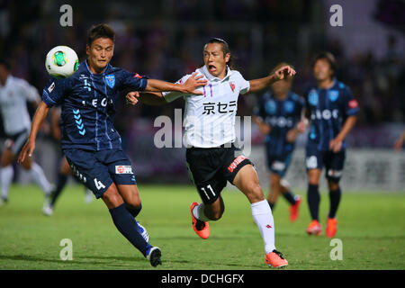 (L à R) Bae Seung Jin (Yokohama FC), Kazuki Hara (Sanga), le 18 août 2013 - Football : Football /2013 J.LEAGUE Division 2 entre Yokohama Kyoto Sanga F.C. FC 1-0 au Stade de Football de la NHK Spring Mitsuzawa, Kanagawa, Japon. © YUTAKA/AFLO SPORT/Alamy Live News Banque D'Images