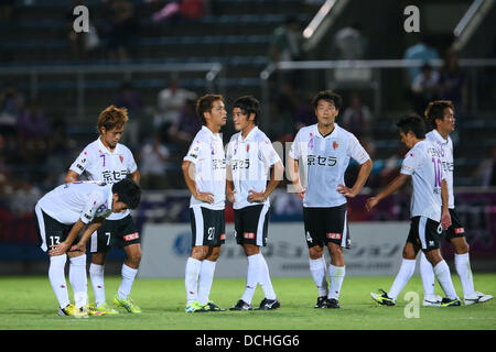 F.C./Kyoto Sanga F.C. groupe de l'équipe, le 18 août 2013 - Football : Football /2013 J.LEAGUE Division 2 entre Yokohama Kyoto Sanga F.C. FC 1-0 au Stade de Football de la NHK Spring Mitsuzawa, Kanagawa, Japon. © YUTAKA/AFLO SPORT/Alamy Live News Banque D'Images