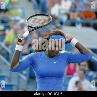 Mason, Ohio, USA. Août 18, 2013. SERENA WILLIAMS, de l'USA réagit à un mauvais jeu au cours de la finale de dimanche à l'Open de tennis de Cincinnati. Williams a perdu à V. Azarenka du Bélarus dans trois ensembles, se terminant son 14-match strie de gain à Cincinnati, où elle n'a jamais gagné un titre. © Ernest Coleman/ZUMAPRESS.com/Alamy Live News Banque D'Images