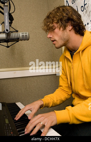 Jon McLaughlin artiste effectue dans un studio de radio le 29 mars 2007 à l'appui de son album 'Indiana'. Banque D'Images