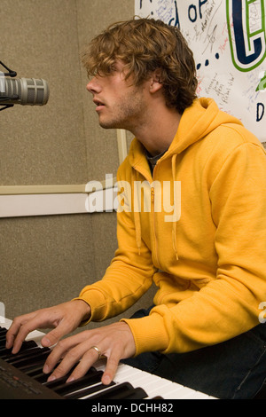 Jon McLaughlin artiste effectue dans un studio de radio le 29 mars 2007 à l'appui de son album 'Indiana'. Banque D'Images