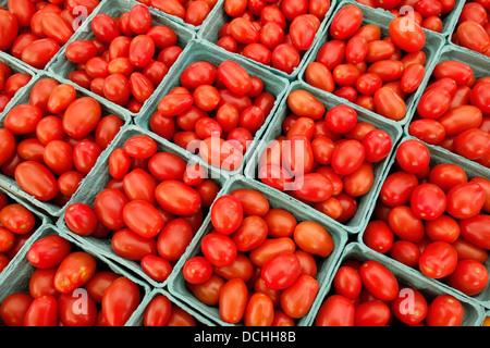 Pour tomates raisins mûrs conteneurs bacs papier Banque D'Images