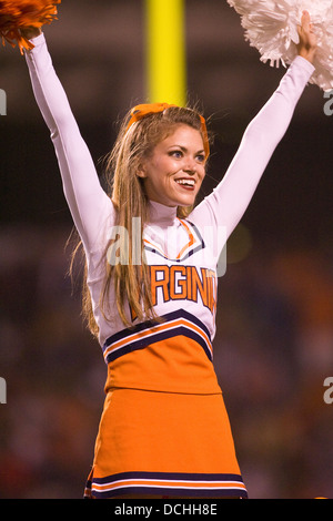 Virginia Cavaliers effectue un meneur sur le terrain pendant un match de football. Banque D'Images