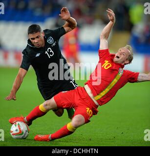 Cardiff, Royaume-Uni. Août 19, 2013. 14 août 2013 - Cardiff, Royaume-Uni - Jonathan Walters, de la République d'Irlande s'attaque Jonathan Williams de galles - Friendly International - Pays de Galles v République d'Irlande - Cardiff City Stadium - Cardiff - Pays de Galles - 14/08/13 - Photo Simon Bellis/Crédit Sportimage : csm/Alamy Live News Banque D'Images