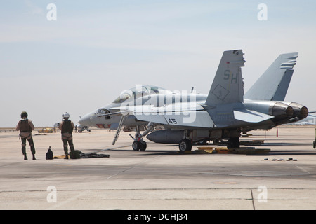 Attendre les pilotes à bord de leurs F/A-18B d'avions d'entraînement Hornet. Banque D'Images