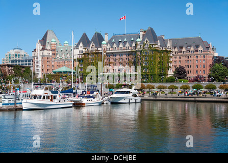 Victoria, Colombie-Britannique, Canada - le 7 juillet 2013 : l'hôtel The Fairmont Empress majestueux se trouve à proximité de Victoria Inner Harbour animé Banque D'Images