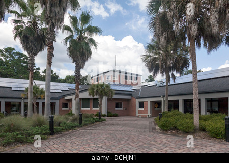 Des panneaux solaires sur le toit de la bibliothèque de la direction générale de Millhopper Alachua Comté de Gainesville, Floride. Banque D'Images