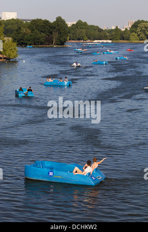 Bateaux sur la Serpentine - Hyde Park - Londres Banque D'Images