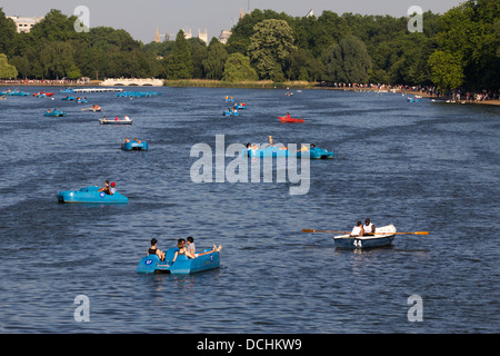 Bateaux sur la Serpentine - Hyde Park - Londres Banque D'Images