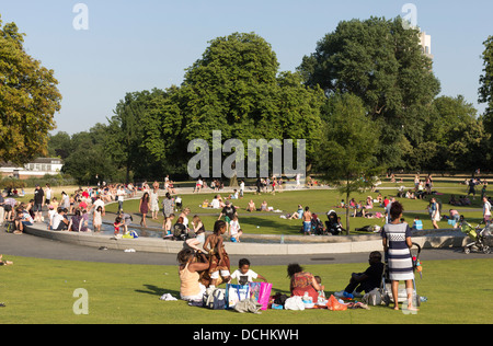 Princess Diana Memorial Fountain lors de canicule - Hyde Park - Londres Banque D'Images