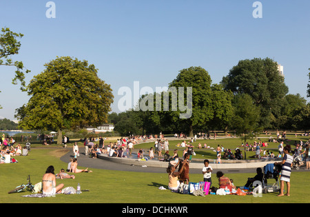 Princess Diana Memorial Fountain lors de canicule - Hyde Park - Londres Banque D'Images