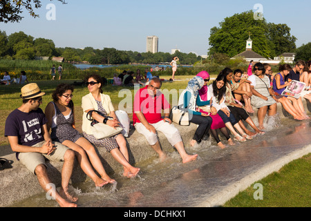 Princess Diana Memorial Fountain lors de canicule - Hyde Park - Londres Banque D'Images