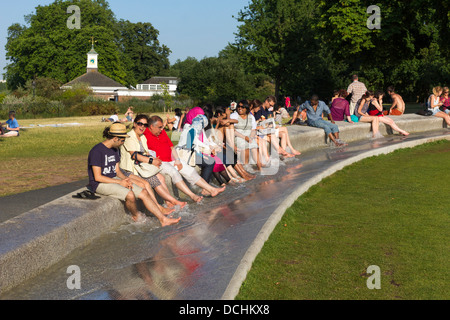 Princess Diana Memorial Fountain lors de canicule - Hyde Park - Londres Banque D'Images