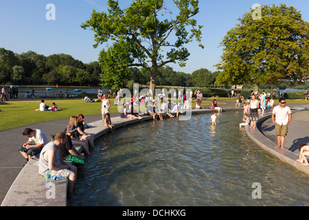 Princess Diana Memorial Fountain lors de canicule - Hyde Park - Londres Banque D'Images